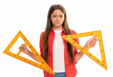 ciddi çocuk tut üçgen cetvel okulda trigonometri okuyun beyaz, okul izole