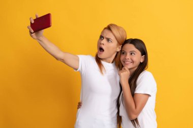 Görüntülü arama yapıyorum. Anne-kız vloglama. Online iletişim. anne ve çocuk blogları