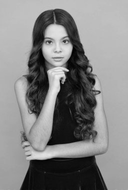 Uzun kıvırcık saçlı, yüz portresi olan çocuk konsepti