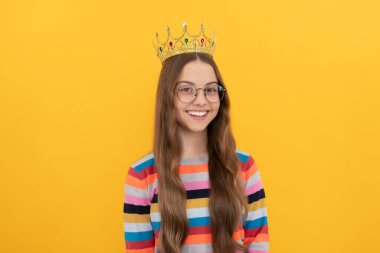 Tacın içinde mutlu bir genç kız. Kendine güvenen kraliçe. Kendini beğenmişlik taslıyor. Taç içindeki kibirli prenses.