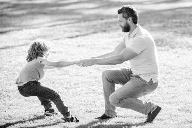 Oyun zamanı. Mutlu oğul babasının elini tutar. Erkek çocuk ve erkek yazın dışarıda oynarlar. Aile eğlencesi