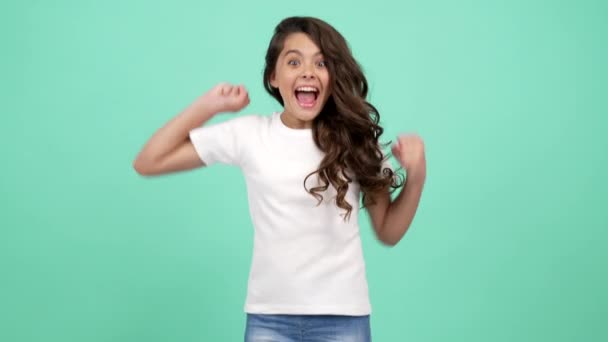 Portrét šťastného dítěte dlouhé kudrnaté vlasy skákání v radosti pocit a pozitivní emoce, radost — Stock video