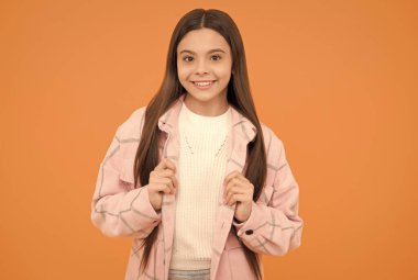 Havalı görünüyor. Gülümseyen hippi çocuk gündelik tarzda. Ergen çocuk ekose gömlek giyiyor. fanila ceket..