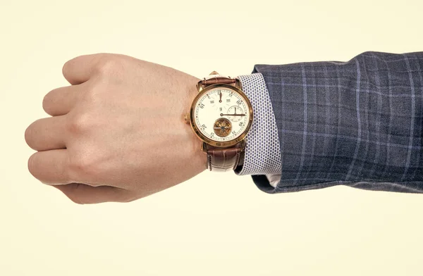 Reloj de pulsera analógico usado en la mano masculina en traje de negocios aislado en blanco, fecha límite —  Fotos de Stock