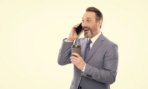 Kommunikation. affärsman talar på smartphone och dricka te. — Stockfoto