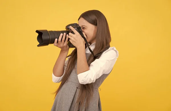 Professioneel. Gelukkig kind fotograferen. school voor fotografie. hobby of loopbaan. — Stockfoto