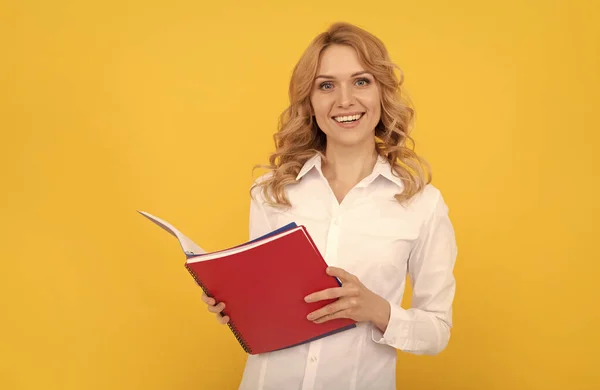 Göra anteckningar. Glada kvinna i vit skjorta. kontorsarbetare med anteckningsbok. lärare eller sekreterare — Stockfoto