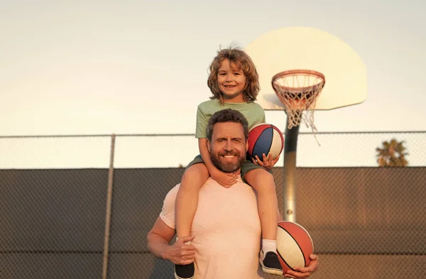 Padre e hijo juegan baloncesto. feliz día de los padres. familia feliz. papá y niño niño jugar baloncesto. — Foto de Stock