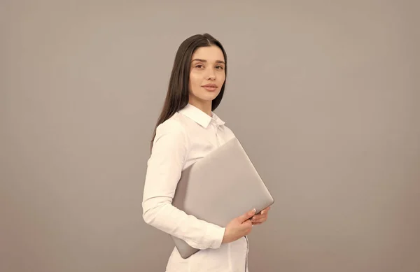 Mujer de negocios segura de usar camisa blanca mantenga portátil para trabajar en línea, negocio —  Fotos de Stock