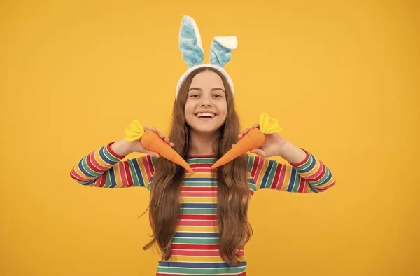 Gelukkig Pasen tiener meisje in konijn konijn konijn oren houden wortel voor vakantie, Pasen vakantie — Stockfoto