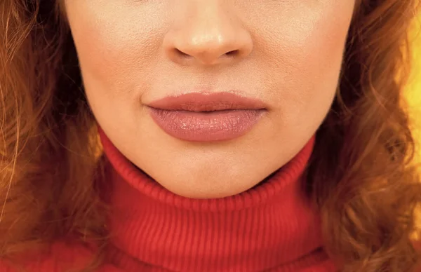 口の唇。セクシーな唇で女性の下の顔。リップメイク。唇の画像。女性の顔の皮膚や顔のスキンケア — ストック写真