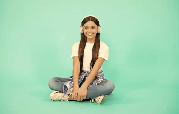 Chica adolescente feliz escuchar música en auriculares inalámbricos, nueva tecnología —  Fotos de Stock