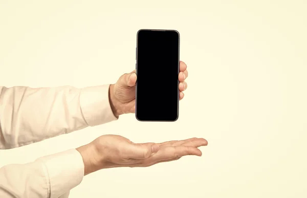 手递智能手机与屏幕复制空间隔离的白色背景，广告 — 图库照片