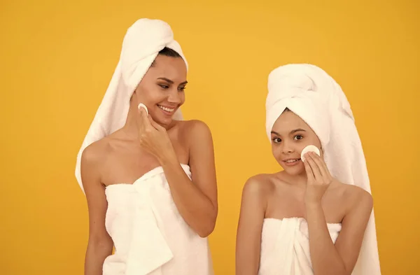 Moeder en dochter gebruik maken van katoen pads opstijgen make-up reinigen gezicht, schoonheid behandeling. — Stockfoto