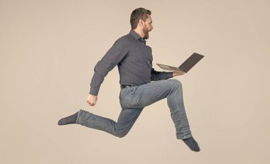 Bilgisayarda çalışırken enerjik bir adamın koşmasına şaşırdım. Alışverişe, alışverişe acele et..