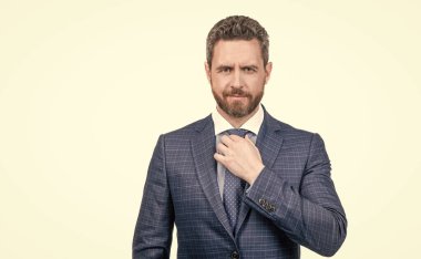 Orta yaşlı teknik direktör, şık mavi takım elbise giyen, resmi moda tarzında kravat takıyor..