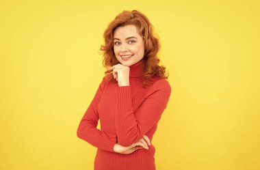 Kıvırcık saçlı neşeli bir bayan. Güzellik ve moda. Kadın manken. Genç kızın güzel görünüşü..