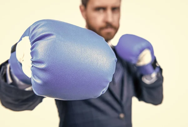 Empresario de pie en posición de lucha con guantes de boxeo azul enfoque selectivo, perforación —  Fotos de Stock