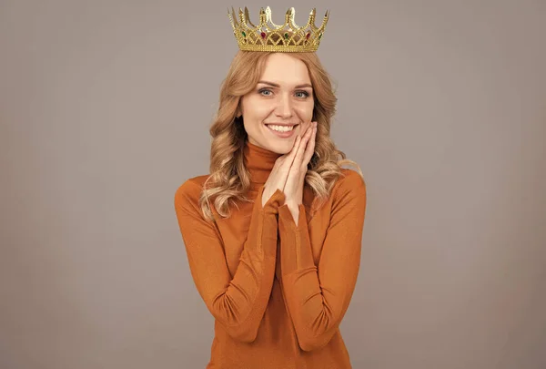 Happy blonde woman in crown hold hands. self confident queen. expressing smug. — Stock Photo, Image