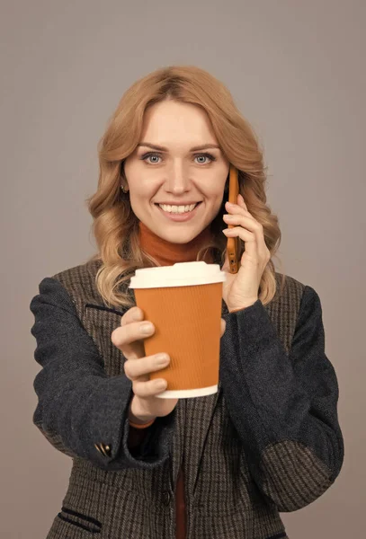 - Jó reggelt! Boldog nő ad kupát beszél telefonon. Élvezi a reggeli kávéját. — Stock Fotó