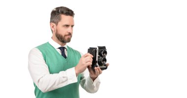 Retro kamera ürünü sunan adam beyaz arkaplanda izole edilmiş, kopyalama alanı, fotoğraf çekme