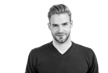 Yakışıklı ve bunu o da biliyor. Beyaz tenli yakışıklı adam. Erkekler tımar ediliyor. Moda berber dükkanı