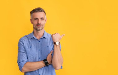 Erkek moda aksesuarı. Adam kontrol zamanı. Elli saati olan adam. Kol saatini gösteren bir adam