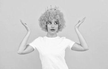 Aman Tanrım. 1 Nisan şakası. Kibirli olmak. Kızların doğum günü partisi. Peruk ve taç takan komik kadın