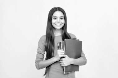 Neşeli kız çocuğu ev ödevi için not defteri tut, ödevini yap.