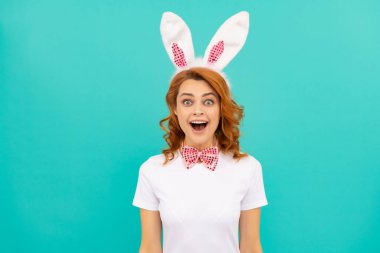 Tavşan kulaklı Paskalya kızı ve mavi arka planda papyon.