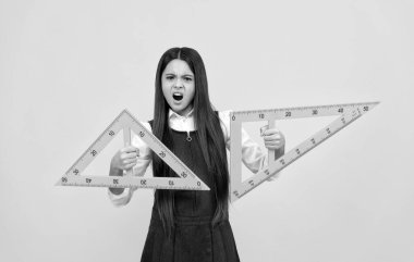 Okula dönüyorum. Cebir ve geometri. mutsuz çocuk matematik okuyor. Eğitim. boyutu ölç.