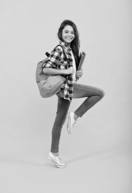 Okula geri dön ve havalı görün. Enerjik ergen okula geri dönüyor. Okula geri dönmek. Yeni başlangıçlar