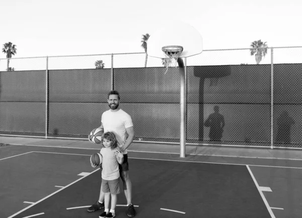Infancia y paternidad. jugador con entrenador. pasar tiempo juntos. padre e hijo juegan baloncesto — Foto de Stock