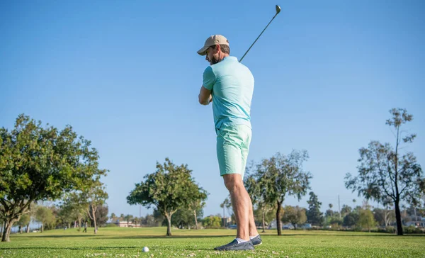 Jogador de golfe masculino no campo de golfe profissional. retrato de golfista em boné com taco de golfe. — Fotografia de Stock