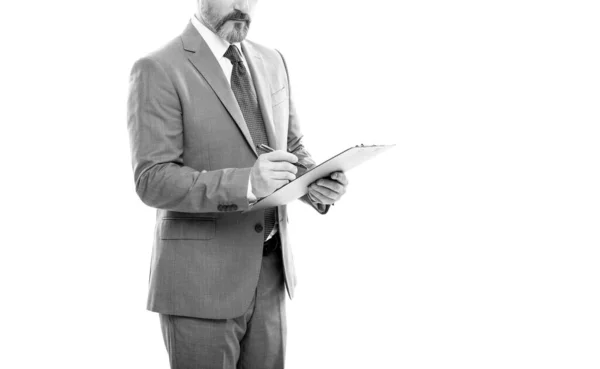 Homme prenant des notes ou signant le contrat sur le dossier isolé sur l'espace de copie blanche, signant le contrat. — Photo