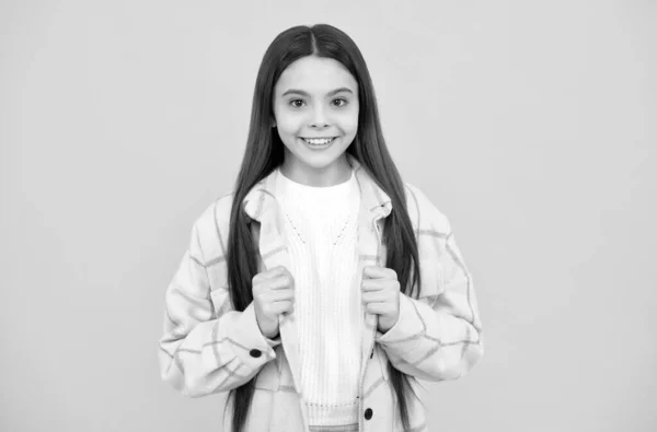 ストリート秋のファッション。ピンクのチェッカーシャツの幸せな10代の女の子。笑顔のヒップスターキッズカジュアルスタイル — ストック写真