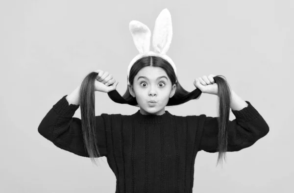 Surpresa Páscoa adolescente menina em engraçado coelho orelhas se divertindo, feliz Páscoa — Fotografia de Stock