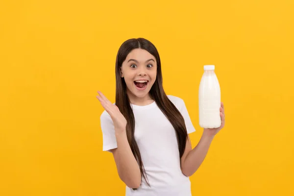 Έκπληκτο παιδί κατέχει γαλακτοκομικό προϊόν ποτών. έφηβος κορίτσι πρόκειται να πιει γάλα. — Φωτογραφία Αρχείου