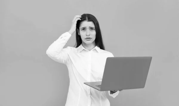Zavaros nő fehér ingben hold számítógép van egy csomó munka, probléma — Stock Fotó