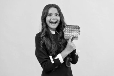 Duyusal huzursuzluk. Parmak oyunu oynayan kız. Stres önleyici balon patlatan bir çocuk. Çocukluk çılgınlığı.