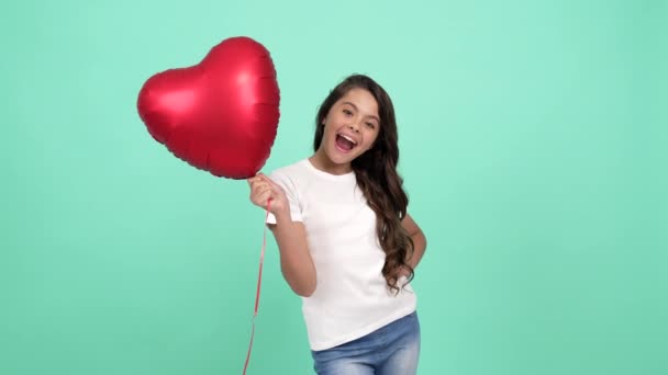 Porträtt av glada barn att ha kul med hjärta parti ballong symbol för kärlek, vara min Valentine — Stockvideo
