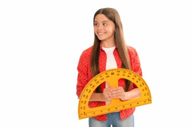 Mutlu genç kız, okuldaki açı ölçme derecesini beyazlar ve eğitimle izole ediyor.