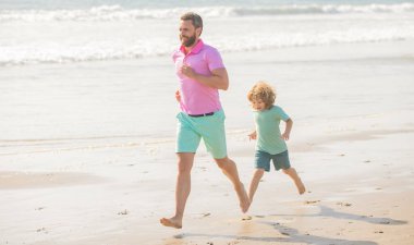 Baba ve çocuk dışarıda eğleniyorlar. Çocukluk ve ebeveynlik. baba ve oğul