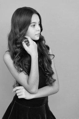 Uzun kıvırcık saçlı çocuk portresi. Yüzüne dokun, güzellik.