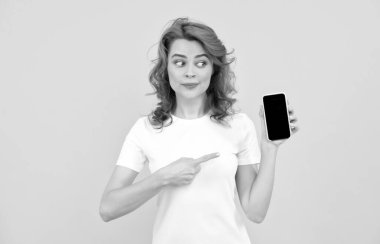 Özelliklerle dolu. Cep telefonunu işaret ederek. Mobil aygıtı göster. ürün sunuluyor