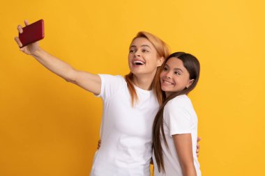 Anne-kız vloglama. Online iletişim. anne ve çocuk blogları.