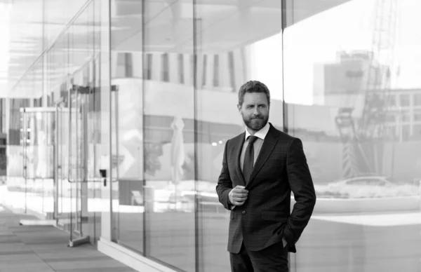 Зрілий бородатий чоловік бізнесмен в діловому формальному костюмі за межами офісу, бізнес — стокове фото