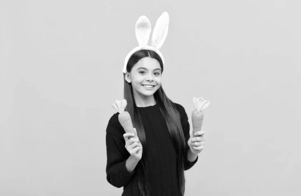 Um sorriso agradável. criança adorável vestindo orelhas de lebre engraçadas. férias de primavera de Páscoa. menina adolescente feliz — Fotografia de Stock
