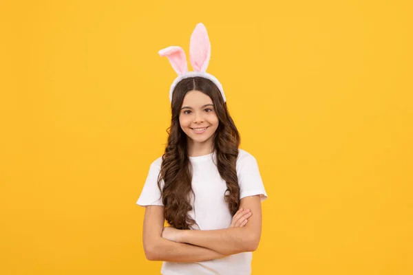 Criança alegre em orelhas de coelho em fundo amarelo, Páscoa — Fotografia de Stock