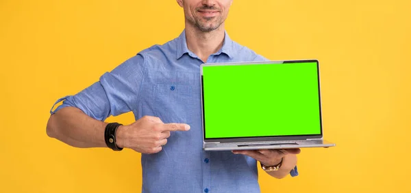 Apresentação no computador. gerente de escritório pronto para videoconferência. homem apontando dedo — Fotografia de Stock